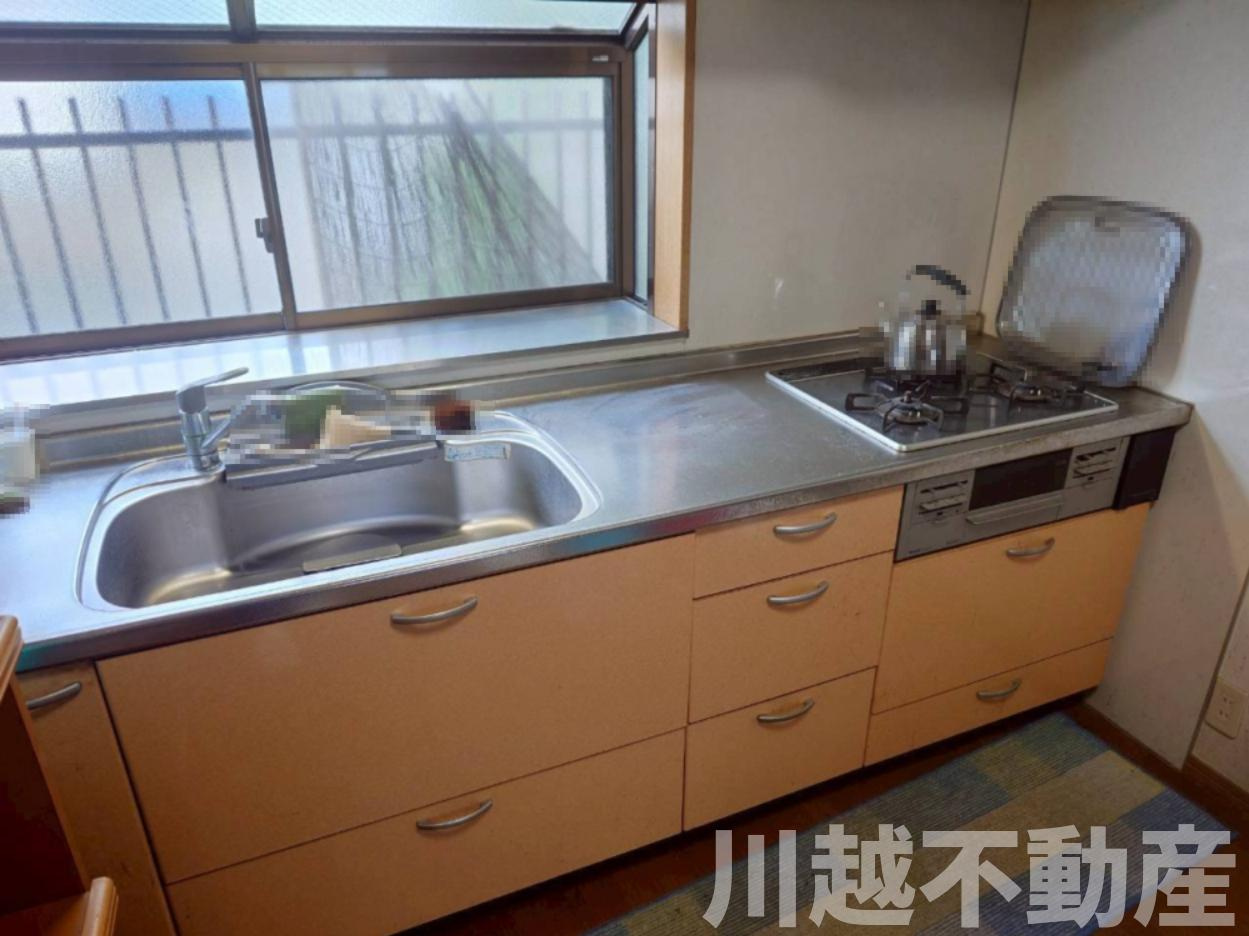 出窓からの日差しが嬉しい明るいキッチン