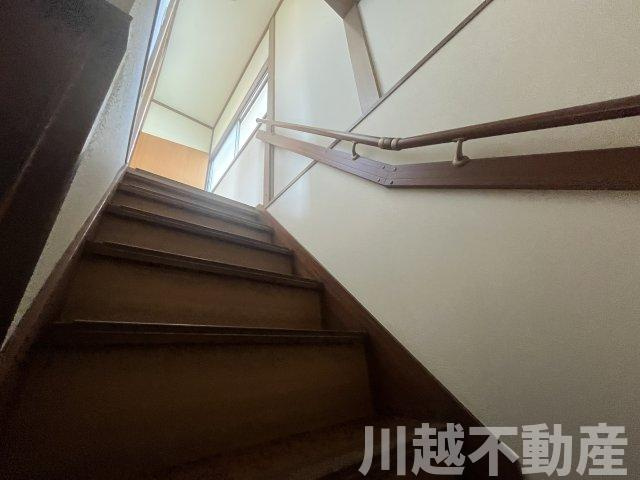 手すりのある階段、昇り降りが安心です