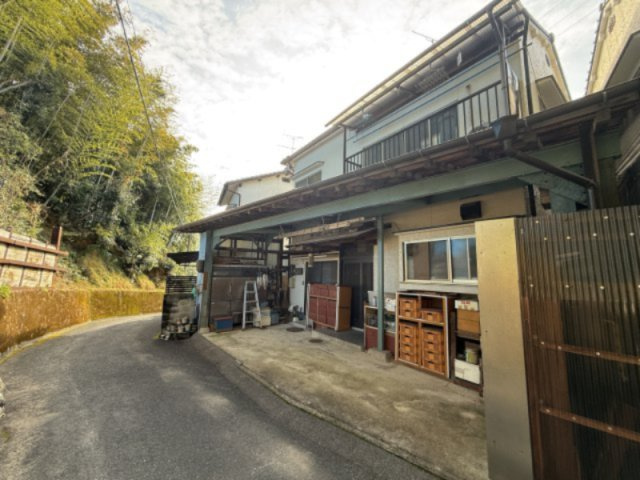前面道路は見通しが良く、車の通行もしやすい印象です。自然を感じられる環境に位置しており、落ち着いた住環境を求める方にもおすすめです。戸建てならではのゆとりを感じられる立地となっています。