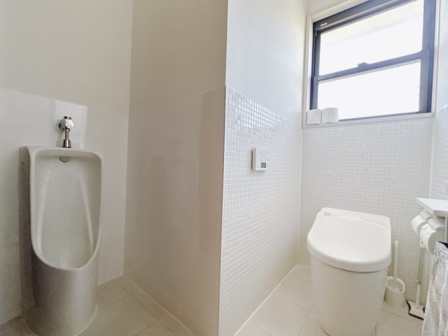 ■トイレ｜大型のトイレをご用意しております。窓付きなので換気もでき常に清潔を保てます。