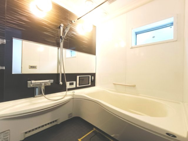 【浴室】　1620タイプのゆったり型のTV付ユニットバス。窓があり、自然換気もできます。　