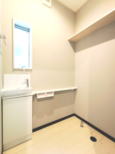 【1階　トイレ】　トイレには便利な手洗い水栓付き！※撮影時トイレ未設置