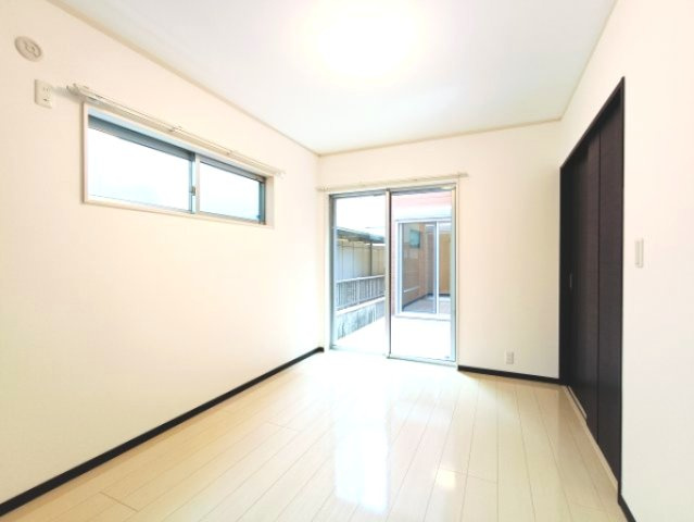 【洋室約6.7帖】　ゆったりサイズの洋室は、主寝室にいかがでしょうか？