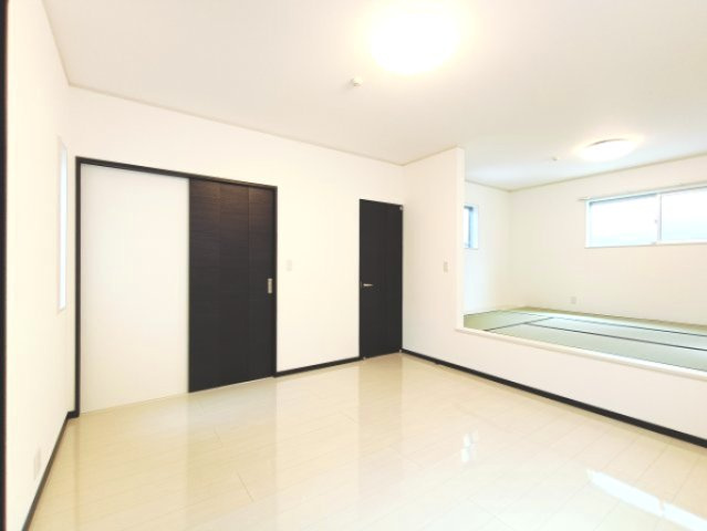 【洋室約8.6帖】　過ぎ行く時間をゆったりと感じることができる落ち着いたお部屋。