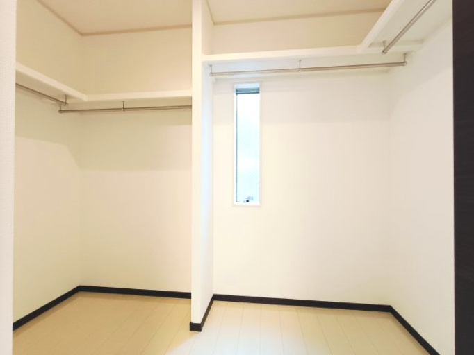【洋室約8.6帖　収納】　大容量のウォークインクローゼット。仕切りがございますので、シーズンごとに衣類を分けて収納いただくと、衣替えの手間も省けそうですね。