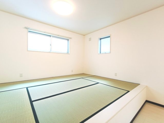 【畳コーナー約6.5帖】　人気の和室スペース！小上がりになっています。畳・障子日本だからこそ味わえる和の空間をぜひ堪能してみてください♪
