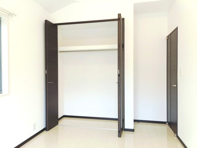 【洋室約6.8帖　収納】　ワイドなクローゼットを備え、衣類などをたっぷり収納可能。