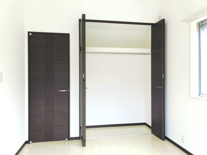 【洋室約6.0帖　収納】　洋室にクローゼットがございますので衣服などスッキリ収納することができます。