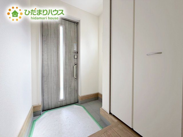 広々とした玄関スペース♪たくさんの靴を収納できる下駄箱もございます。