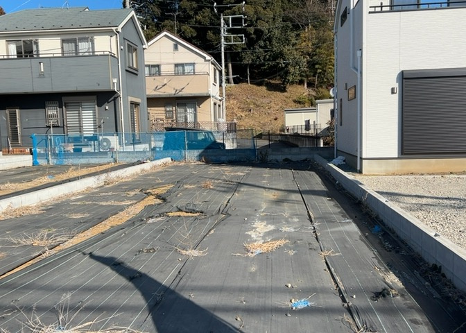 土地の形が極端に長細かったり、狭小地、あるいは道路との高低差がある傾斜地だった場合、後々売ろうとしても買い手がつかない場合もあります。後々、売却することになった時に価値の下がらない土地を選びましょう。