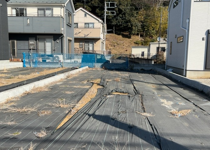 土地の面積＝住宅面積ではありません。建ぺい率の問題などで、土地のある場所によって住宅を建てられる面積は限られています。高さもしかり、「土地」という言葉の中には、建築条件も含まれると考えておきましょう。