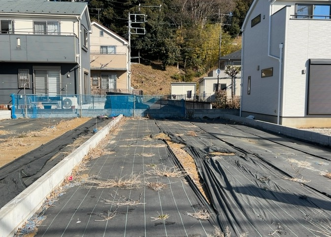 家を建てる場合、方位は要チェックです。現実的に日当たりのよい家ならばリビングは南側、建築基準法でも北側に当たる家への配慮は求められています。土地を見学に行く際は、方位磁針を持って行くようにしましょう。
