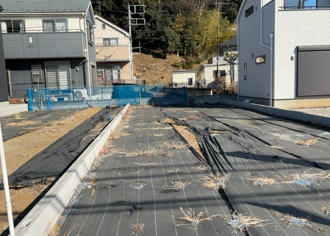 土地を買う際、住む地域の自治体や福祉の補助制度にも注目してみましょう。子供や老人の医療補助やゴミ出しのルールなど、自治体によってルールに大きな違いがあるため、暮らしやすい土地で判断するとよいでしょう。