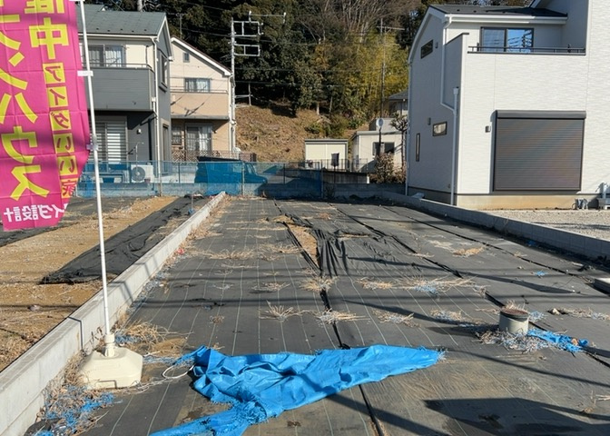 土地の前の道路に消火栓が設置されていることがあります。この場合、道路交通法第45条第1項により、駐車禁止の場所が指定されています。そのため、車庫などの駐車スペースをつくることができない場合があります。