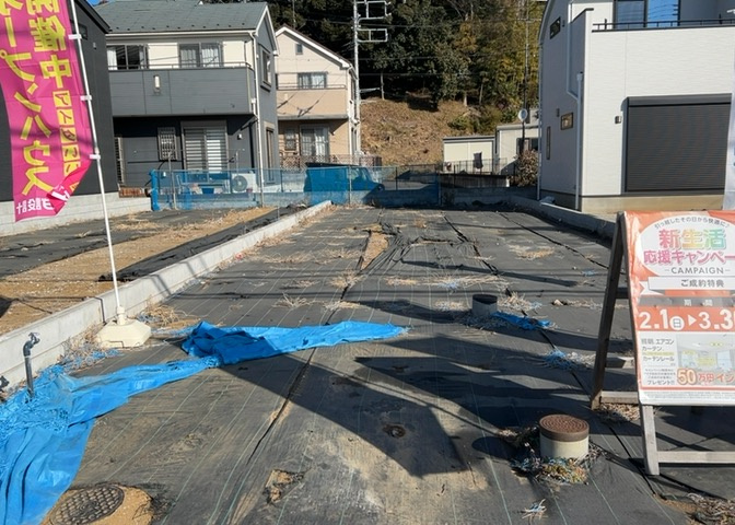 現地に行くなら、物件の周囲の地形がどうなっているかを見ることも大切です。周辺より低くなっている土地では、大雨などで水が集まりやすいため、地盤が弱くなっているということも考えられるため、注意が必要です。