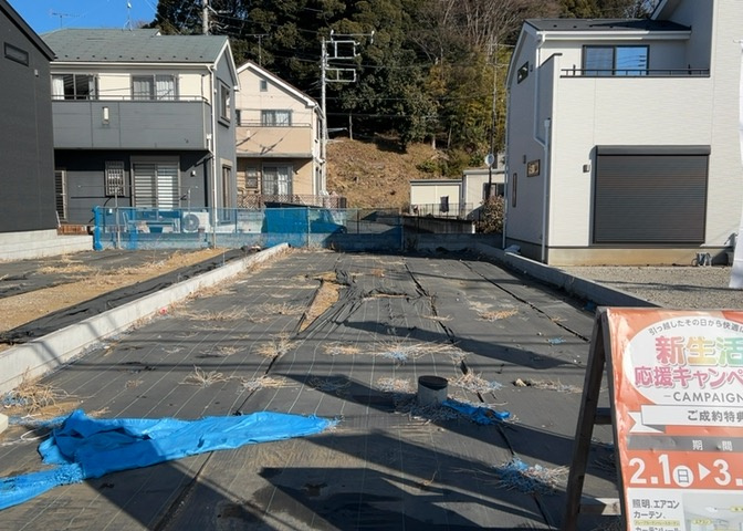 土地購入を検討されている場合、境界杭がない状態で購入してしまうと境界確定測量をする必要があり、費用がかかります。購入の前に、売主、隣土地所有者立ち合いのもと境界を確定し境界杭を設置するのがベストです。