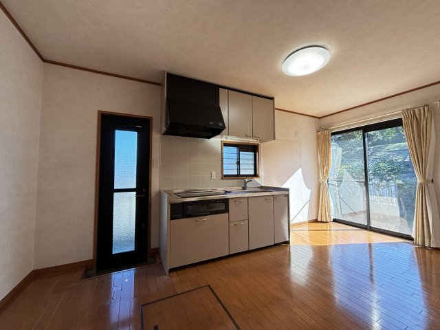 日差しが入るリビングは窓が大きく開放感のある心地よい空間です。キッチンと続き間になっており家族とのコミュニケーションが取りやすい間取りが魅力。広さがありダイニングセットやソファも配置しやすい空間です　