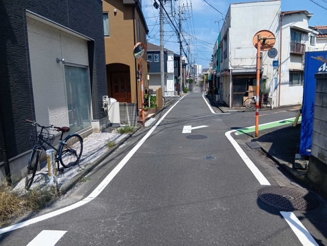現地（2026年8月）撮影／南側・東側の2方向が公道に面した角地！前面道路は南側約4m・東側約3.97mです。