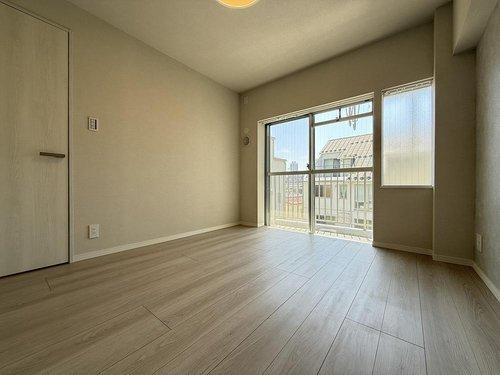 大きな掃き出し窓がついた洋室は、日中は照明がなくても明るく、子ども部屋としてもピッタリ。