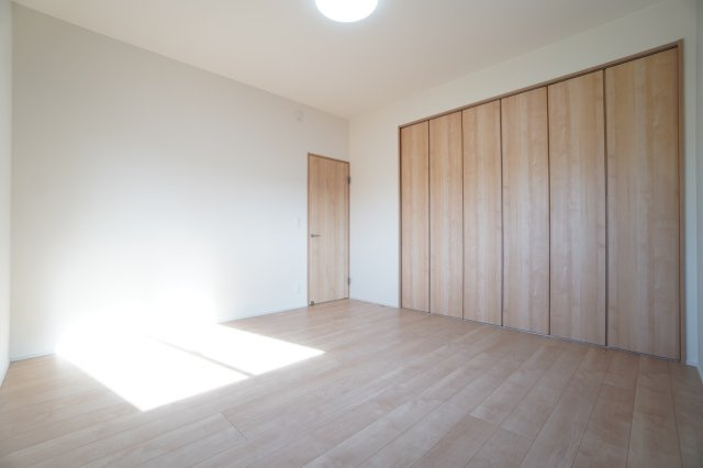 8帖洋室。大きめのクローゼットが特徴のお部屋です。※類似物件の参考画像です。