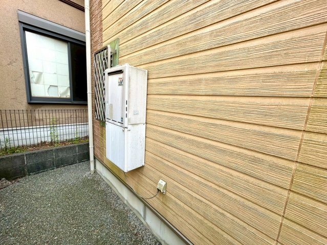 省エネ給湯器とは従来型の給湯器より熱効率が高く、少ない燃料でたくさんのお湯を沸かすことが出来る高効率な給湯器のことを指します。また、省エネ給湯器には種類があり、利便性や効果なども様々です。　