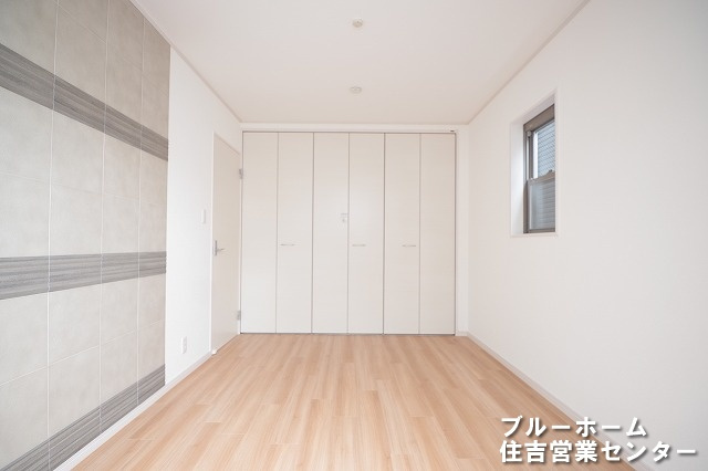 約6帖の洋室です！お部屋には収納や窓があります！