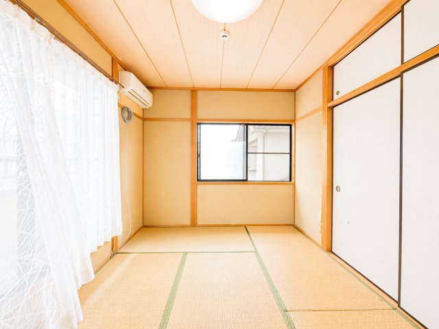 落ち着いた雰囲気の和室は、寝室や趣味部屋としてもおすすめです。押入収納も備わっており、布団や季節物の収納にも便利です。窓からは柔らかな光が差し込みます。和室ならではの安らぎを感じられる一室です。