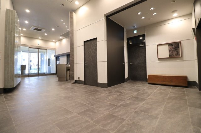 【エントランスホール】木だけで作られたベンチや、自然がモチーフのアートワークが飾られています！