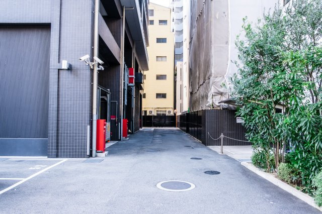 【敷地内駐車場】きちんと整備されたきれいな駐車場です。十分な広さがあり、車の出し入れもスムーズ！
