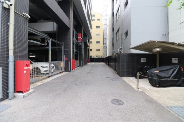 【駐車場】車は計53台を駐車可能です！平面式駐車場も2区画ございます！