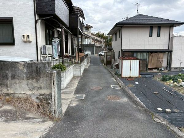 【安佐南区山本9丁目　土地建物の前面道路含む現地写真】