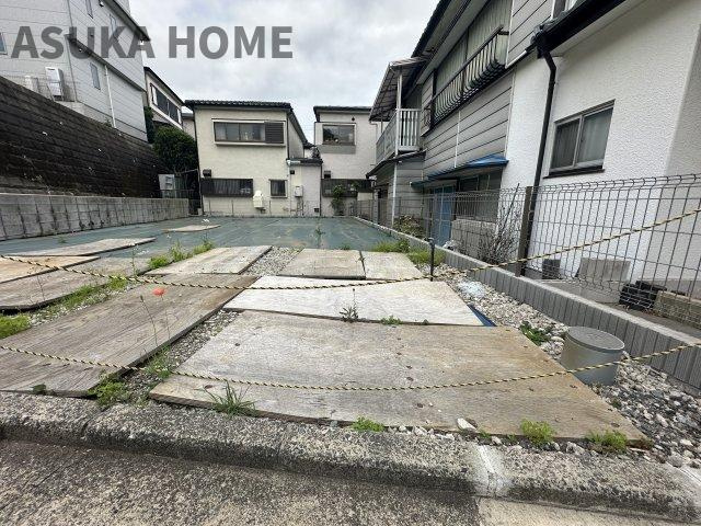 道路から平坦な敷地なので出し入れしやすい駐車場スペースを設計できそうです。