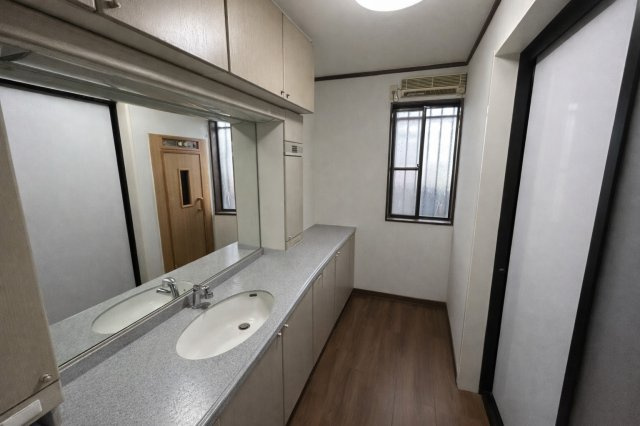 広い洗面カウンターが印象的なゆとりある洗面スペース。朝の身支度も複数人で並んで使いやすく忙しい時間帯でもスムーズに準備可能。大きな鏡で使い勝手も良くカウンター部分も広いため小物の置き場にも困りません。