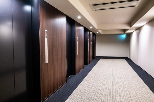 【居住フロア　エレベーターホール】外からの視線が届かない内廊下設計です。各階にゴミ置場もございます！