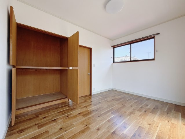 ■洋室｜2階各居室には収納をご用意しています♪常にお部屋を綺麗に保てます！小さなお子様も自然とお片付けができるようになるのでうれしいですよね！