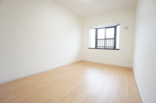 フローリング、建具、壁紙交換済み♪