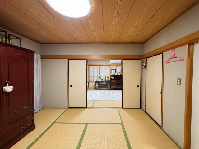 広さのある和室は、寝室や客間など多用途に利用できる便利な空間です。押入や収納スペースもあり、布団や荷物を整理しながらすっきりと使用できます。和の趣を感じる落ち着いた住環境が魅力です。