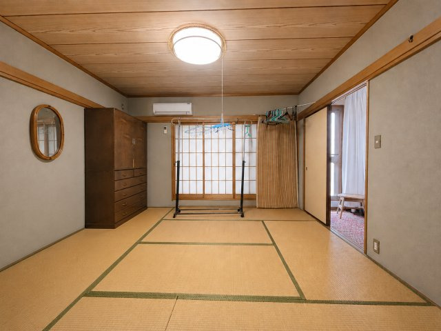 畳敷きのゆとりある和室は、家族の休憩スペースや趣味のお部屋など幅広く活用できます。障子から柔らかな光が入り、落ち着いた雰囲気の中でゆったりと過ごすことができ、襖を開けると洋室との一体感が生まれます。