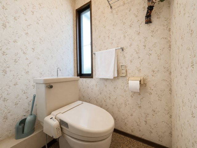 2階にもトイレが設置されており、朝の支度時間や就寝前など、家族が同時に利用したい場面でも便利です。窓があるため自然換気ができる快適な環境です。手洗い器も備えており、衛生面にも配慮されてます。