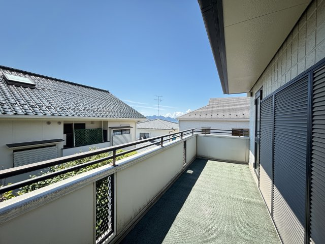広さのあるバルコニーは、洗濯物を干すスペースとしてはもちろん、外の空気を感じながら過ごせる場所としても活用できます。周囲の景色を見渡せる開放感があり、気持ちの良いひとときを楽しめます。