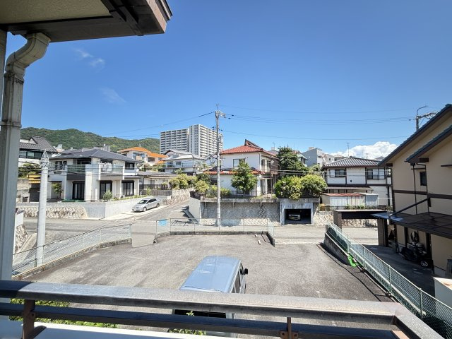 2階からは周辺の街並みや山々を望むことができ、開放感のある眺望が魅力です。東側が開けていることで、朝の時間帯に自然光が入りやすく、明るく爽やかな住空間になり、風通しや開放感を感じられます。