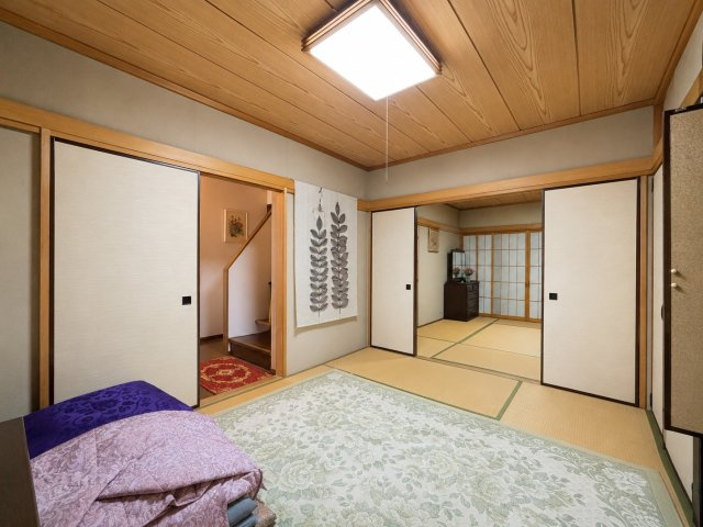 畳の香りと木の温もりを感じられる落ち着いた和室です。襖を開放することで隣接するお部屋と一体利用も可能で、広々とした空間として使用できます。来客時の客間やゆっくり寛ぐ場所にもおすすめです。