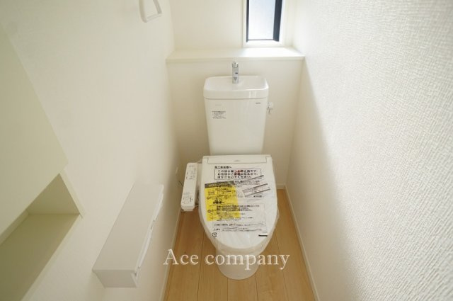 【同社による同仕様の施工例】トイレは1階と2階の各階に完備♪ともに同仕様のシャワートイレです☆
