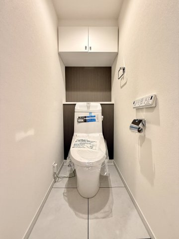 【トイレ】　洗浄機能付きトイレ。上部には収納付で、トイレットペーパー等、買い置きもしやすそうです。