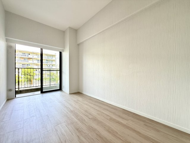 【洋室約5.2帖】　バルコニーに面した明るいお部屋です。陽気に楽しみ、やすらぐ室内。主寝室や子ども部屋にいかがでしょうか？