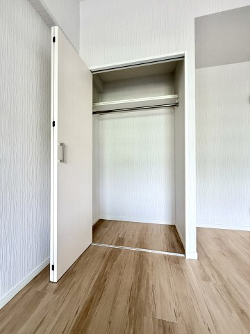 【洋室約5.2帖　収納】　クローゼット付きで、衣類等の収納に役立ちます。