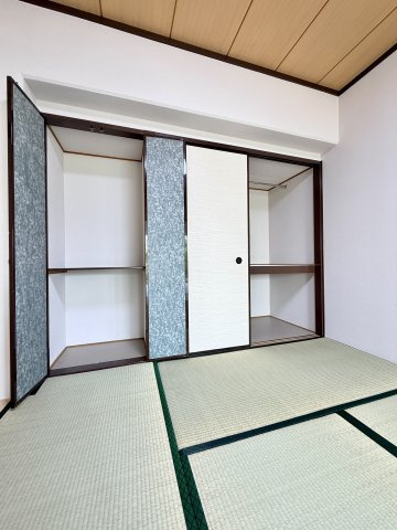 【和室約6.1帖　収納】　押し入れを備え、寝具などの収納もスムーズにできそうです。