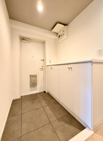 【玄関】　白でまとめられた清潔感のある玄関。住戸の顔として、いつでも整えておきたい空間に嬉しい大容量の収納がございます。