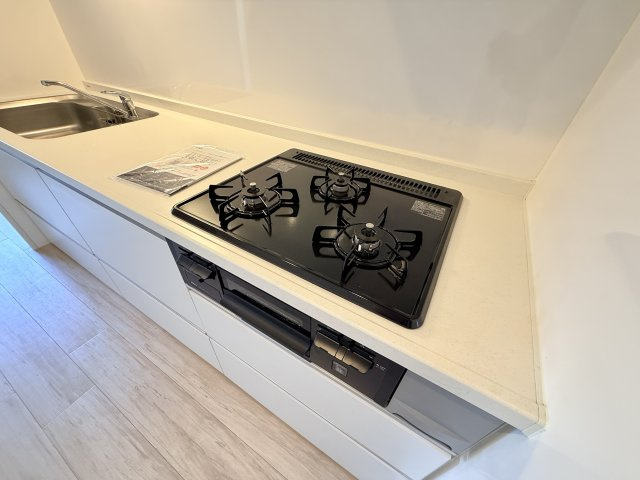 【3口コンロ】　3口コンロ、グリル付きでお料理のレパートリーも増えそうです。