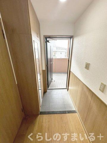 収納もある玄関です